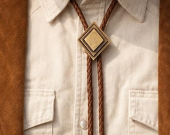 Corbata bolo de latón con diamantes: corbata vaquera de cuero marrón