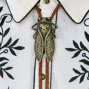 Gravata Cicada Bolo: Cordão de couro, Bijuteria Western com inseto de latão