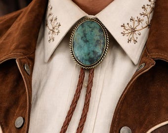 Cravatta Bolo turchese africana: pietra ovale, cordino in pelle, cravatta sud-occidentale