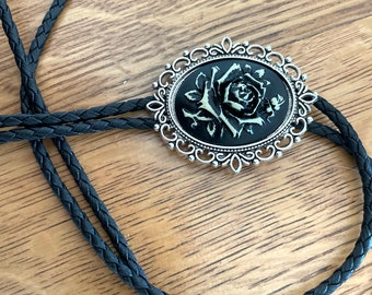 Set Di 4 Cravatte Bolo In Pelle Fatte A Mano Per Uomo E Donna – Stile Western E Vintage, Regolabili E Perfette Per Ogni Occasione - copertina