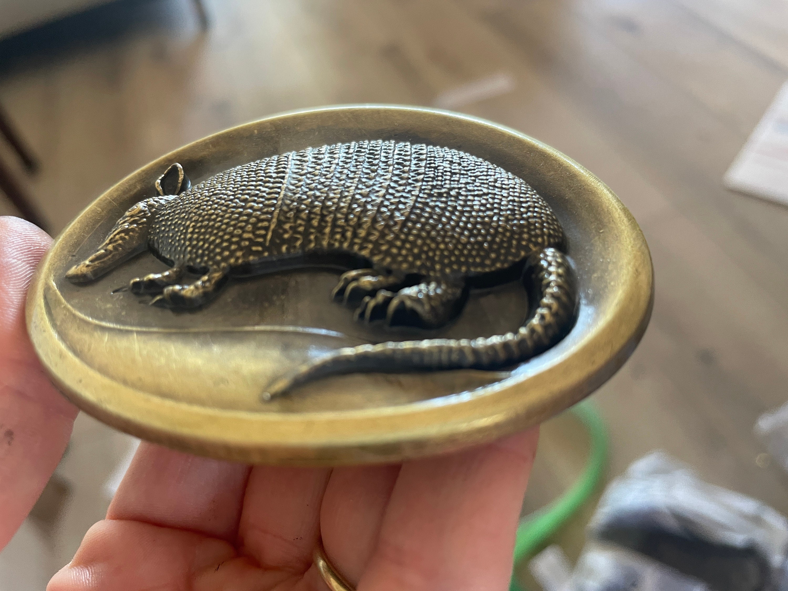美しいヴィンテージ アルマジロ ベルト バックル - 彫刻された