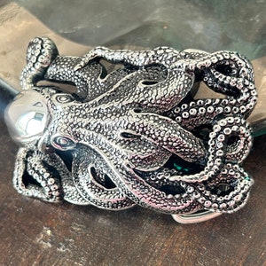 Belle boucle de ceinture pieuvre argentée complexe - tentacule céphalopode poisson marin Kraken créature marine océan argent foncé amoureux de l&#39;océan