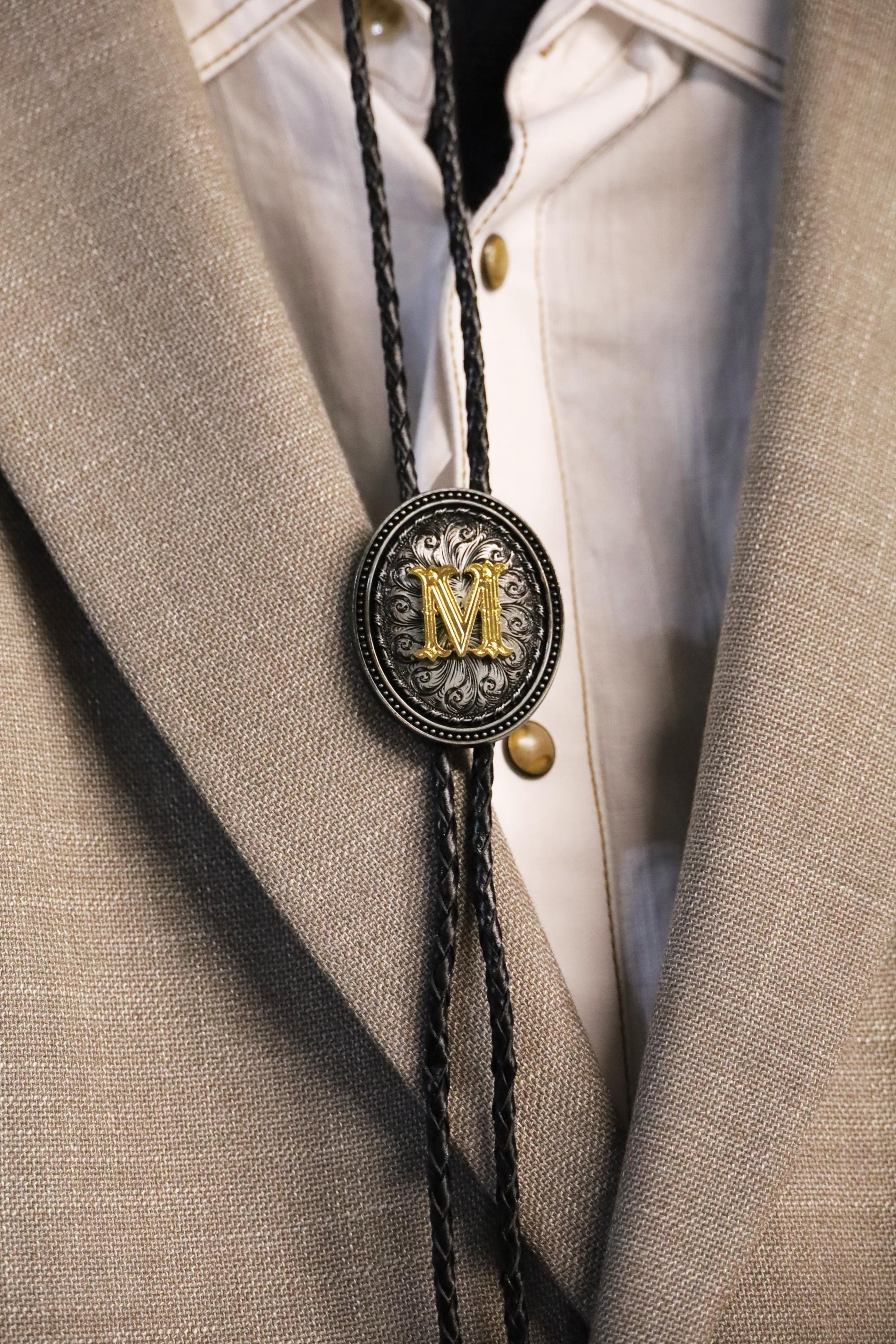 Golden Initial Letter Bolo Tie para Homens e Mulheres