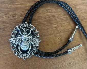 Silber Queen Bee Bolo Tie: Handgemachte Lederkette im Westernstil