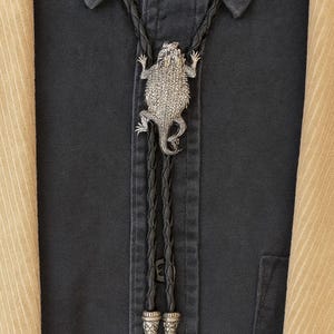 Collar de bolo de cuero estilo vaquero occidental hecho a mano con diseño de sapo y lagarto cachondo.