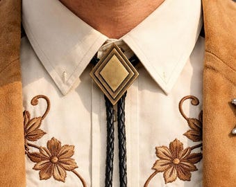 Corbata bolo con diamantes en oro antiguo: corbata vaquera de cordón de cuero negro