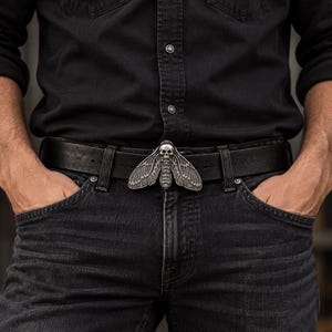 Gürtelschnalle mit Totenkopfmotte-Motiv – Gothic-Schmuck aus Edelstahl