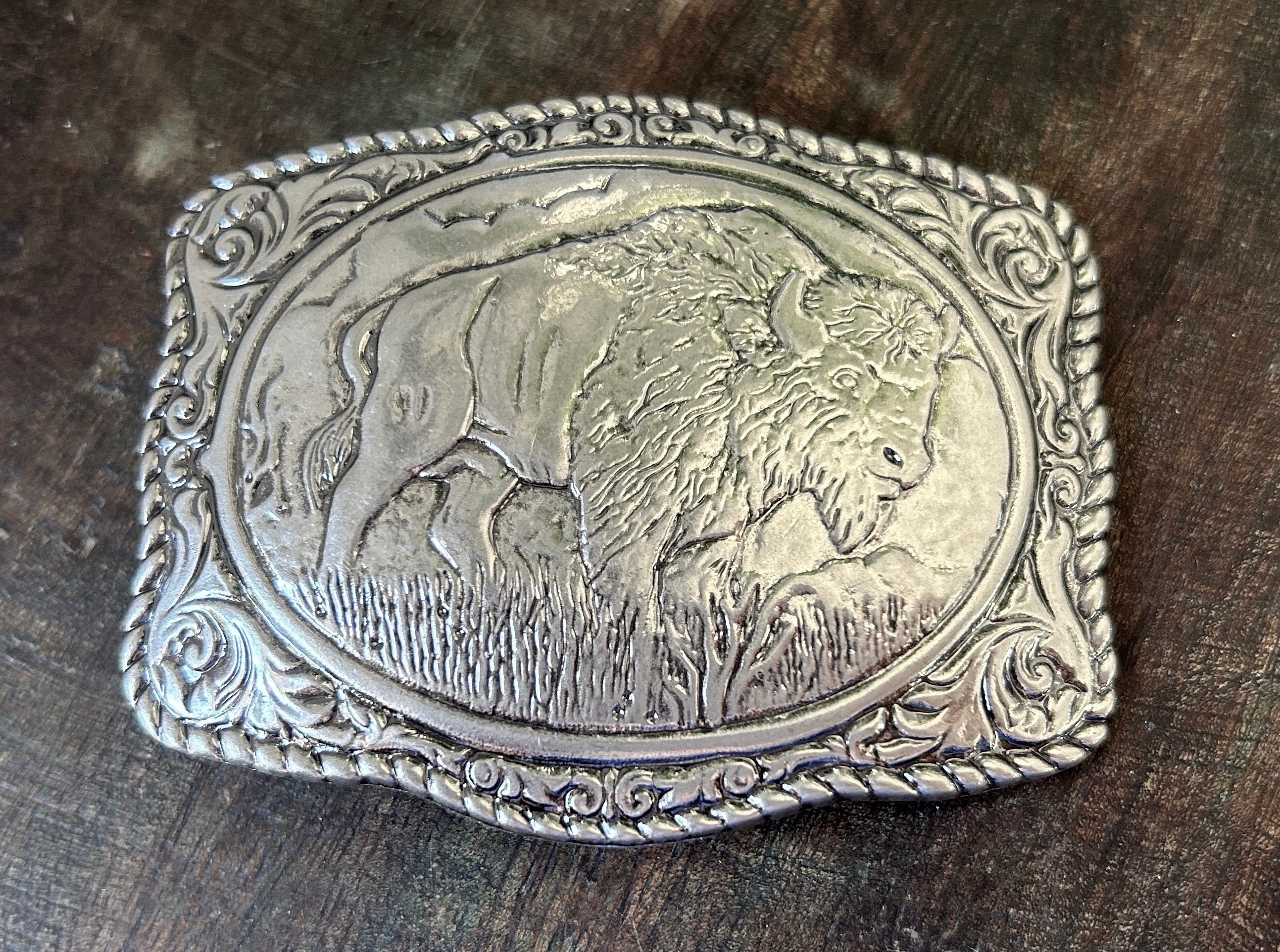 Fibbia per cintura con stemma dei nativi del Texas occidentale, raffigurante bovini da carne Longhorn, cowboy e rodeo. - Italia