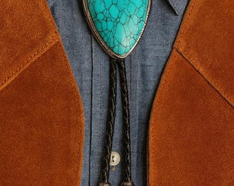 Bolo Tie Western COOLSTEELANDBEYOND Con Turchese Sintetico - Pendente Lungo 4.4 Cm, Cordino Pelle Nero, Regalo Unisex Per Rodeo E Moda - 4