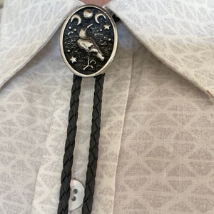Krähe Mond Krawatte - Rabe Himmel Himmlisch Dunkel Nacht Tier Vogel Gothic Cosplay Western Herren Krawatte Bola Gewebt Schwarz Sterne Halbmond