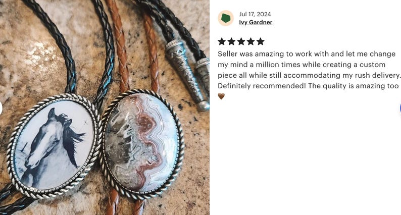 Puede incluir: Dos corbatas bolo con diferentes colgantes. Un colgante presenta una imagen en blanco y negro de una cabeza de caballo. El otro colgante presenta una piedra de &aacute;gata marr&oacute;n, blanca y gris. Ambos colgantes est&aacute;n engastados en metal plateado.