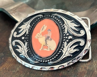 Cowboy Riding Jackrabbit Gürtelschnalle – Western-Stil, schöne silberne Schnalle, Geschenke für Ihn, Leder, lustiger Gag, Hochzeit, Herren, Hasenhut, Rodeo