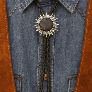 Southwestern Bolo Tie: Schwarzer Sonnenachat, Lederband Cowboy Krawatte