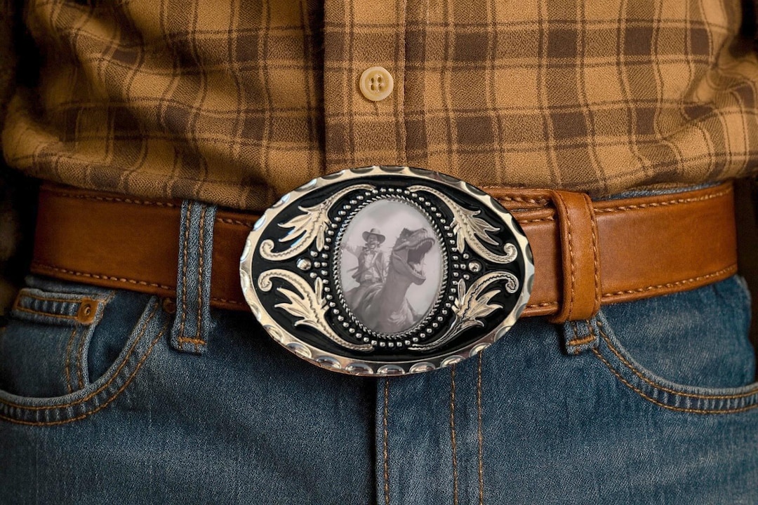 カウボーイが乗る恐竜のベルトバックル：面白い西部ロデオギフト