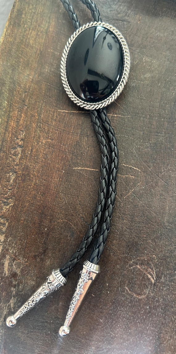 BOLO-TIE IN CUOIO-CRAVATTINO SOGGETTI WESTERN-COWBOYS-2