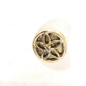 CLOISONNE FLOWER GRID Buttons    A18