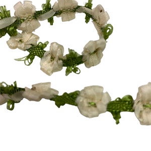 Guarnição de fita de guirlanda de flores