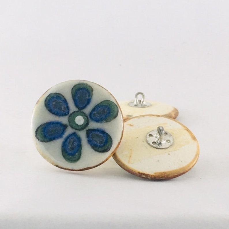 CERAMIC PAINTED DAISY Button D7
