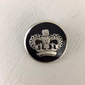 SILVER CROWN ENAMEL button  B7