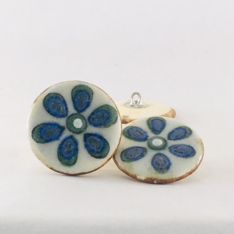CERAMIC PAINTED DAISY Button D7