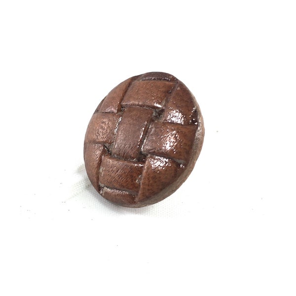 BASKET WEAVE  LEATHER  Button    E5