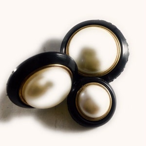 BLACK RIMMED PEARL Button     C5