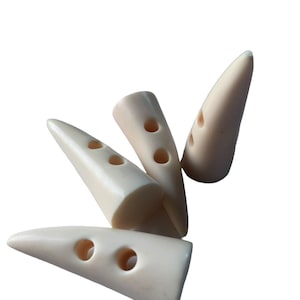 IVORY HORN SHAPED Toggle  C9