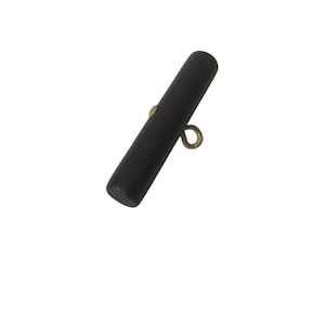 PASADOR DE MADERA DE 1/4” CON BOTONES NEGROS D1