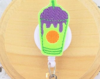 Porta credenciales de Halloween con temática de café zombie, los más vendidos, accesorios de enfermera espeluznantes, artículos esenciales de enfermera para Halloween, clip para credenciales de barista para amigos