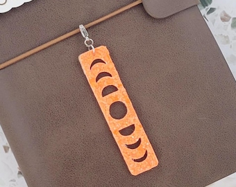Månfasberlocker med spänne, häxiga journalmaterial, neonorange glittermåneberlocker för journal, berlocker för resenärsanteckningsböcker