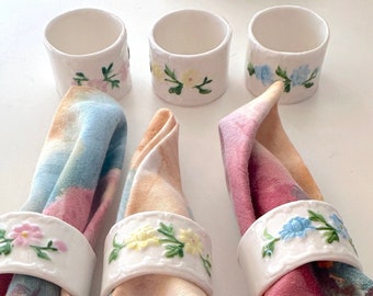 Vintage Porzellan Blumen Serviettenringe Weiß mit Gelb, Rosa, und Blauen Blumen