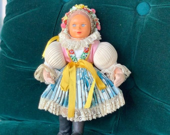 Muñeca popular alemana antigua / Hermosa muñeca bávara con cuerpo de tela, Dirndl detallado y corona de frutas y flores / Bellamente conservada