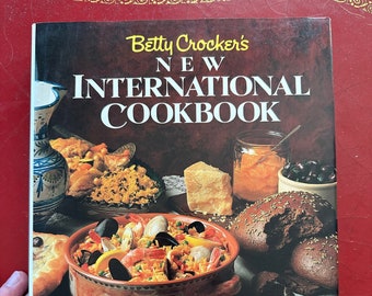 1989 Betty Crocker's New International Cookbook Hardcover with Dust Jacket First Edition in Like New Condition