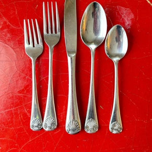 Vintage Reed & Barton Rebacraft Japón "Sanibel" Inoxidable con concha en el mango / Ajuste de lugar de cinco piezas o fotos adicionales