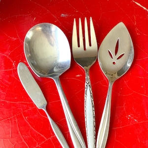 Mid-Century Edelstahl Servierset, vier verschiedene Teile und Muster: Buttermesser, großer Löffel, große Gabel, geschlitzter Löffel
