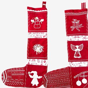 Jolis bas faits maison avec patchwork et broderie, rouge foncé et blanc, longs et fins, extra longs