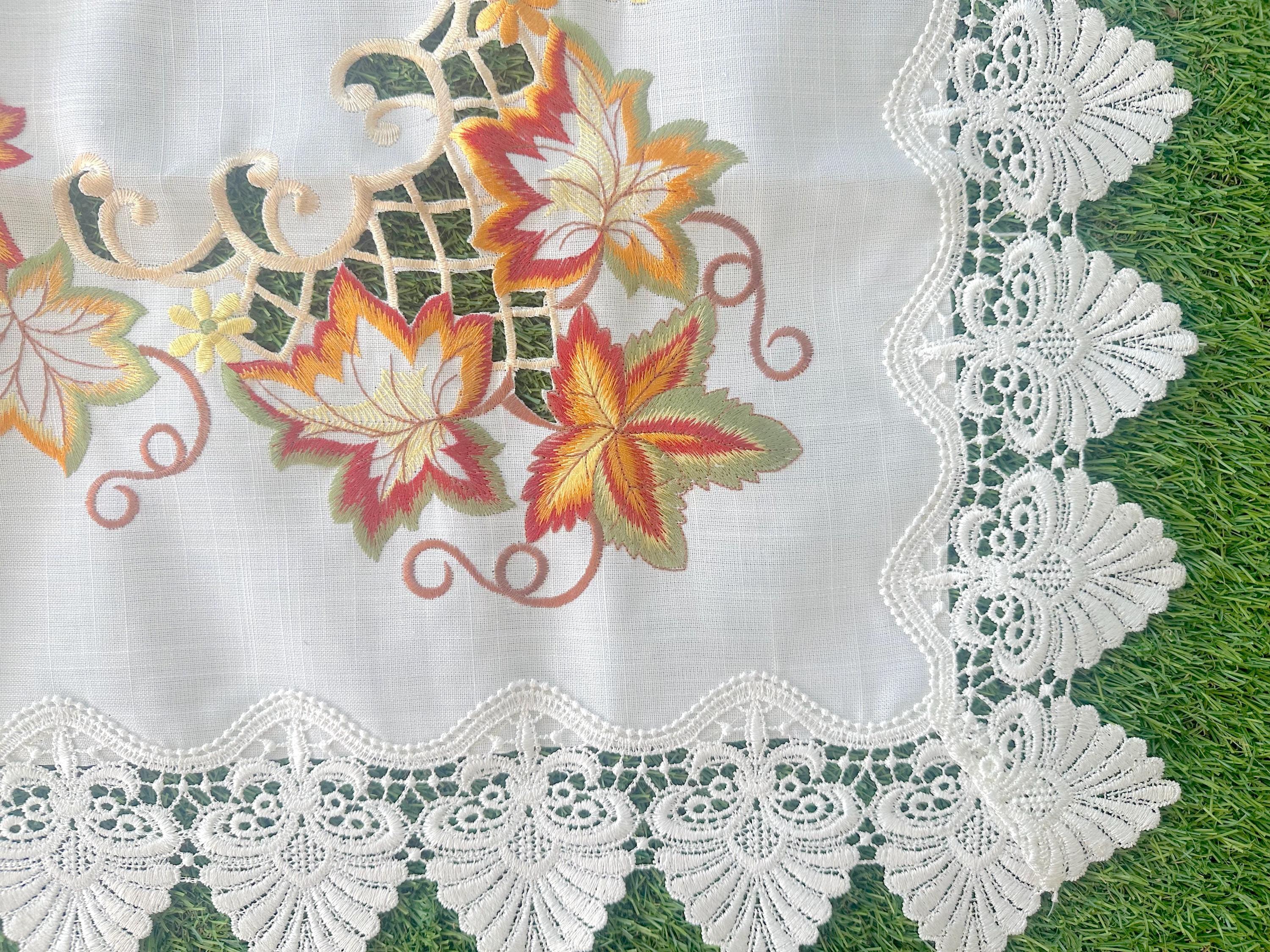Vintage Tischdecker oder Läufer Deckchen mit gestickten Herbstblättern und Spitze