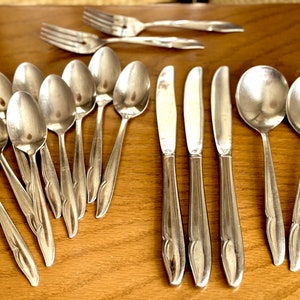 Oneidacraft Deluxe Stainless &quot;Profil&quot; Muster / Ihre Wahl Extra Stücke: Teelöffel, Gumbo Löffel, Buttermesser, Salatgabeln