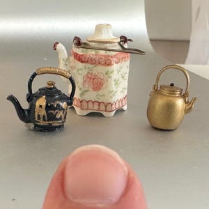 Teensy Weensy Tekannor / Tre Mikro Tekannor Nagelstora / Darling Vintage Små Små Tekannor, Set Om Tre