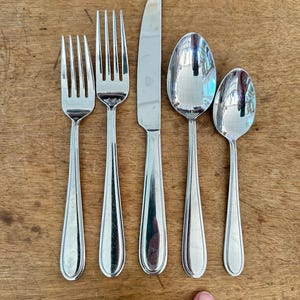Mikasa Gourmet Basics Westfield med rundad, avfasad spets, rostfria reservdelar