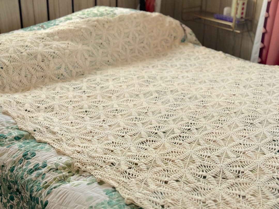 Vintage Crocheted Bedspread or Tablecloth / Gorgeous Vintage Crocheted ...