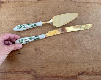 Vintage Christmas Gold Stainless Serving Utensils Pair with Holly on Porcelain Handles / Cake Knife and Pie Server for the Holidays