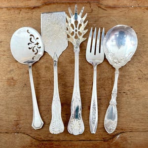 Set di cinque utensili da portata vintage in argento placcato, modelli assortiti #2