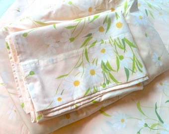 Vintage Full Size Sheet Set with Daisies on Pale Peach Background / Full Flat Sheet, Full Fitted Sheet, and Pillowcase Pair
