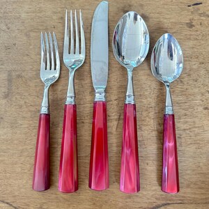 Vintage Cambridge rostfritt stål med rött plasthandtag / Cambridge Novia pärlrött rostfritt stål säljs styckvis