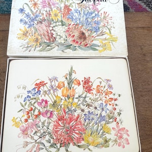 Pastischbordsunderlägg set om sex i originallåda med vackra blomtryck / Litet hård bordsunderläggset "Vältens blommor"