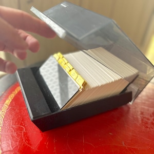Rolodex vintage avec couvercle en lucite rempli de grandes cartes vierges de 5 x 3 po. et intercalaires alphabétiques
