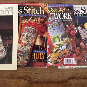 Può includere: Quattro riviste vintage di punto croce con schemi di ricamo a tema natalizio. Le copertine mostrano dettagliati lavori di cucito, tra cui calze di Natale, motivi festivi e illustrazioni stagionali con titoli come Cross Stitch e Stitch & Needlework.