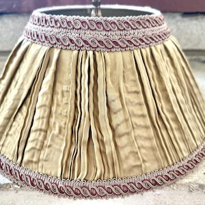 Petit abat-jour plissé large avec fleuron en laiton / Joli abat-jour