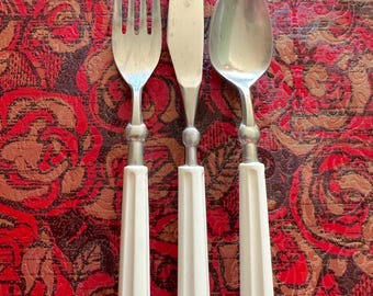 Cubiertos vintage Oxford Hall de acero inoxidable con mango de plástico blanco acanalado / Repuestos por pieza / Plástico Oxford Hall blanco resistente al desgaste